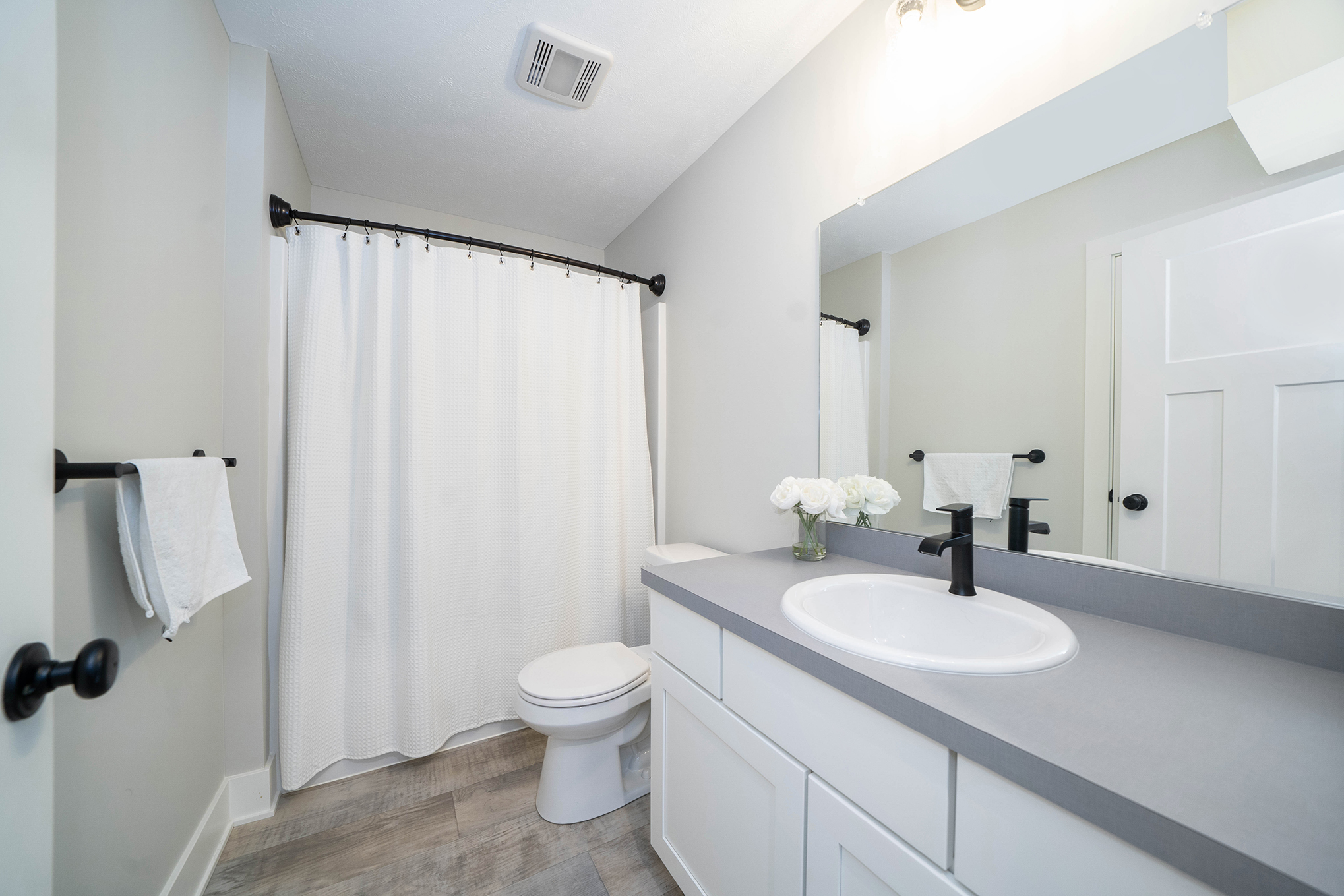 Eastbrook Homes – Newport Home Plan - Bathroom – HRVM00035 – 12364 Apple Cart Ln - Furnished (4)
